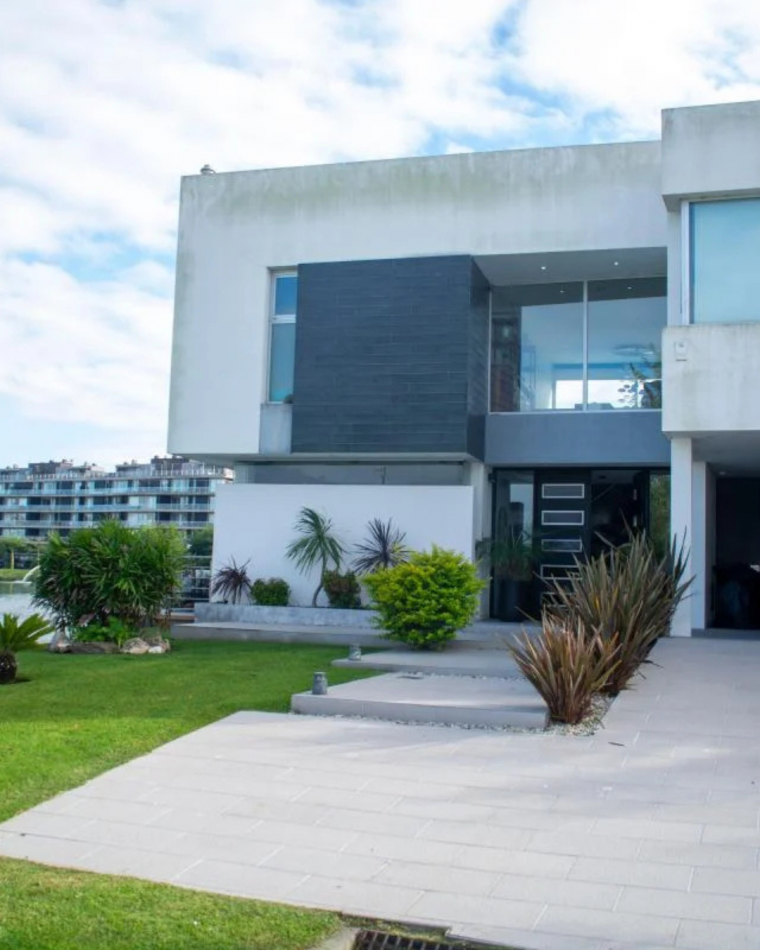Casa de lujo en Nuevo Quilmes.