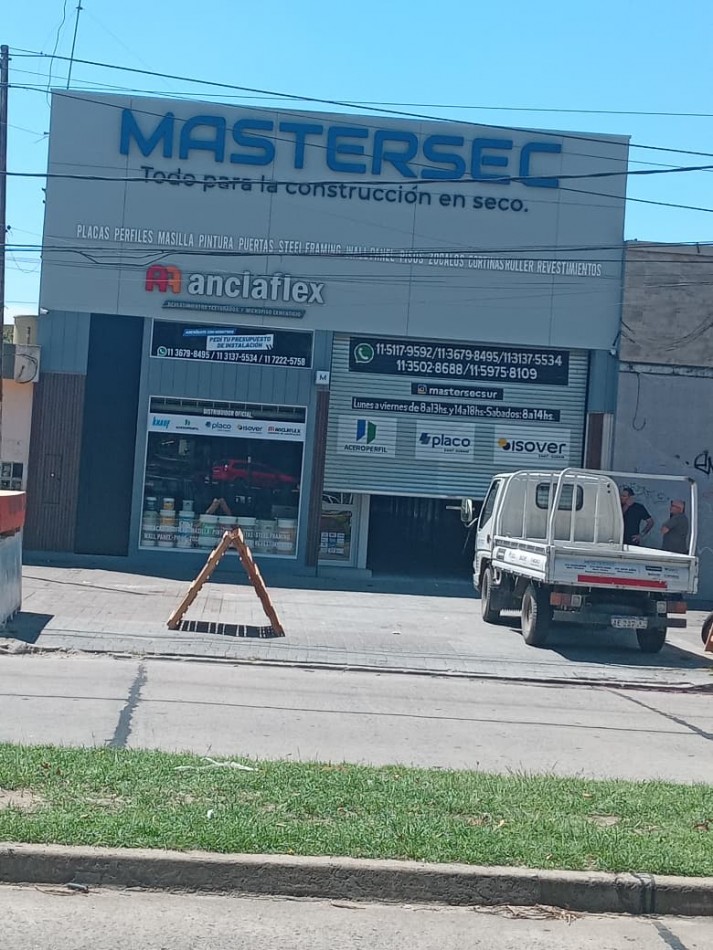 Se alquila local comercial frente a plaza San martin