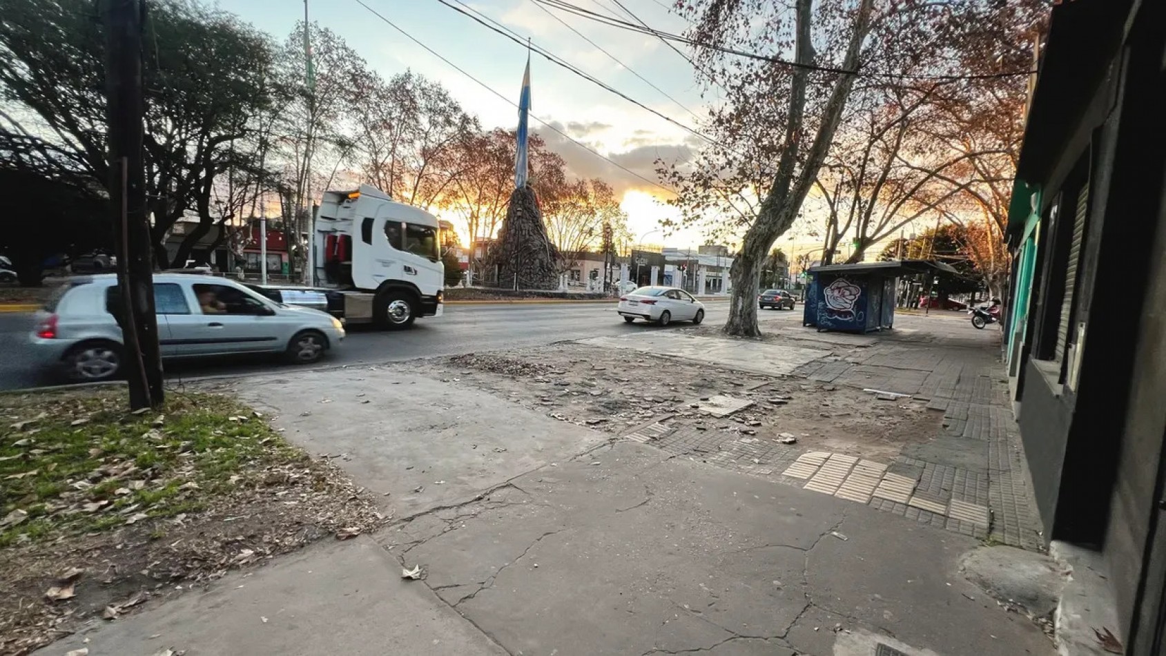 VENTA DE CASA + LOCAL EN FLORENCIO VARELA CENTRO