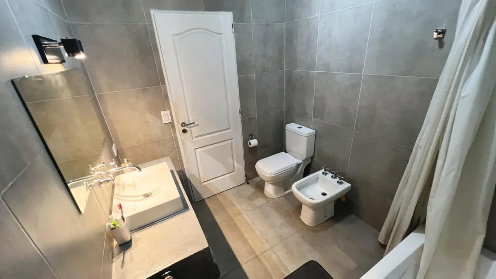 VENTA DE CASA + LOCAL EN FLORENCIO VARELA CENTRO