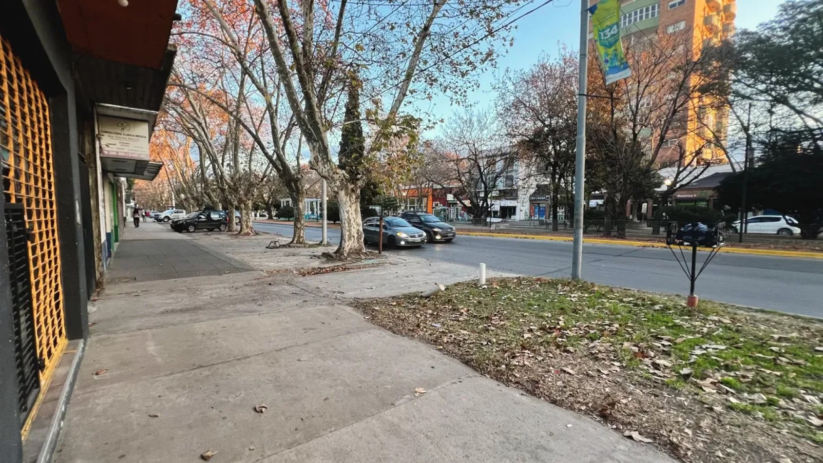 VENTA DE CASA + LOCAL EN FLORENCIO VARELA CENTRO