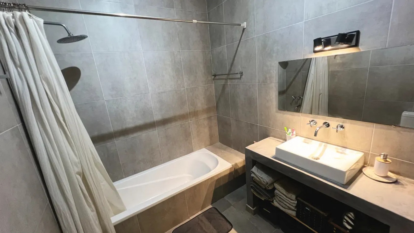 VENTA DE CASA + LOCAL EN FLORENCIO VARELA CENTRO